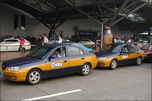 베이징 공항 앞에 대기 중인 북경현대 엘란트라 택시 